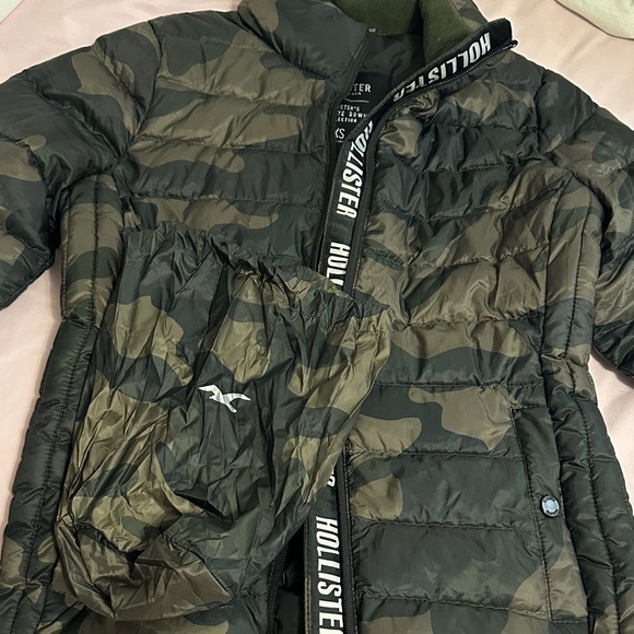 Hollister Green Camo Puffer Jacket - Picture 1 of 5